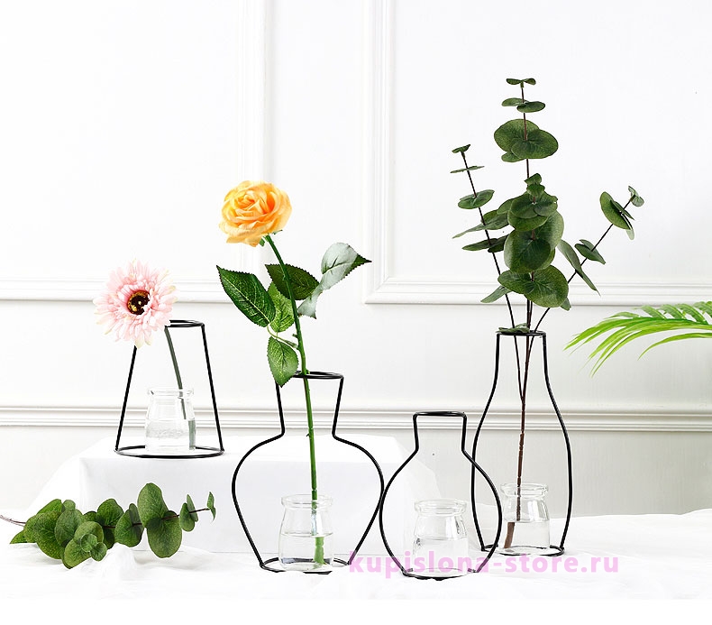 Декоративная ваза с листьями