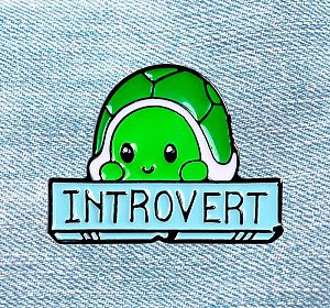 Брошь-значок «Черепашка-интроверт»