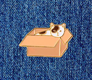 Брошь-значок «Котик в коробке»