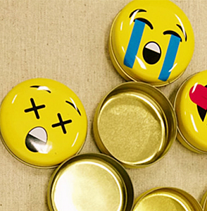 Круглая металлическая коробочка «Emoji»
