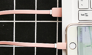 Чехол с usb-кабелем для iPhone и Android «Macarons»